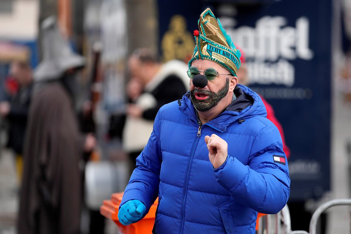 El tiempo del carnaval se declara oficialmente abierto en la plaza Alter Markt el último jueves antes de la Cuaresma. (AP)