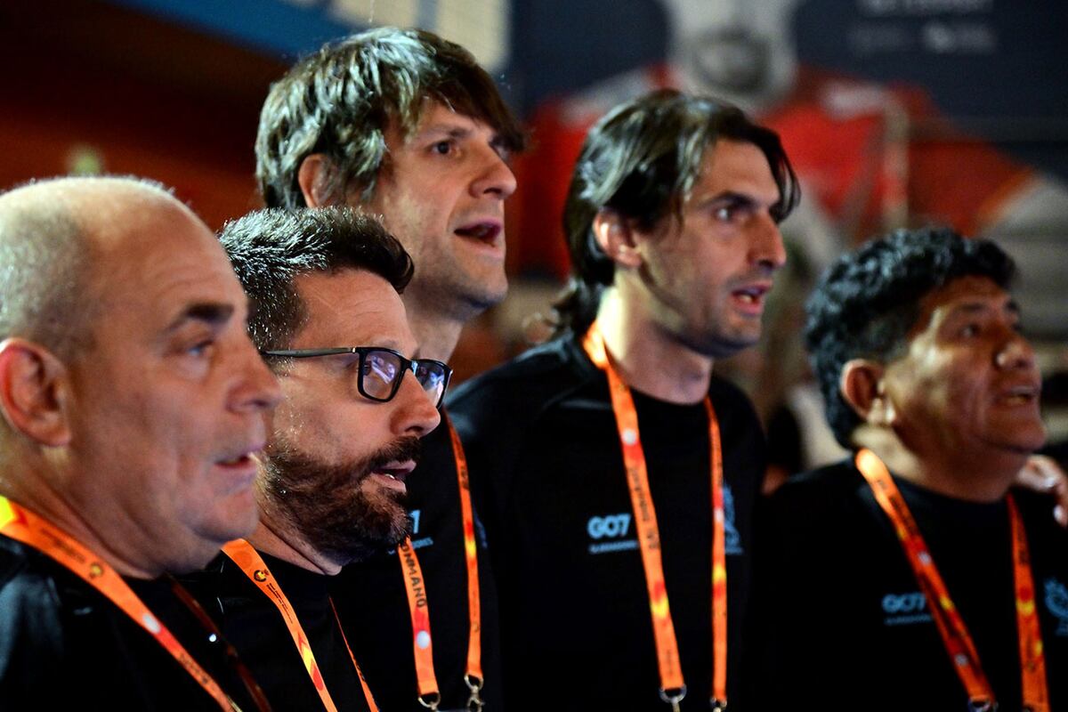 Guillermo Milano "reforzó" su cuerpo técnico con dos exjugadores de la selección: el hombre récord en mundiales Gonzalo Carou y Federico Vieyra. (@CAHandball)