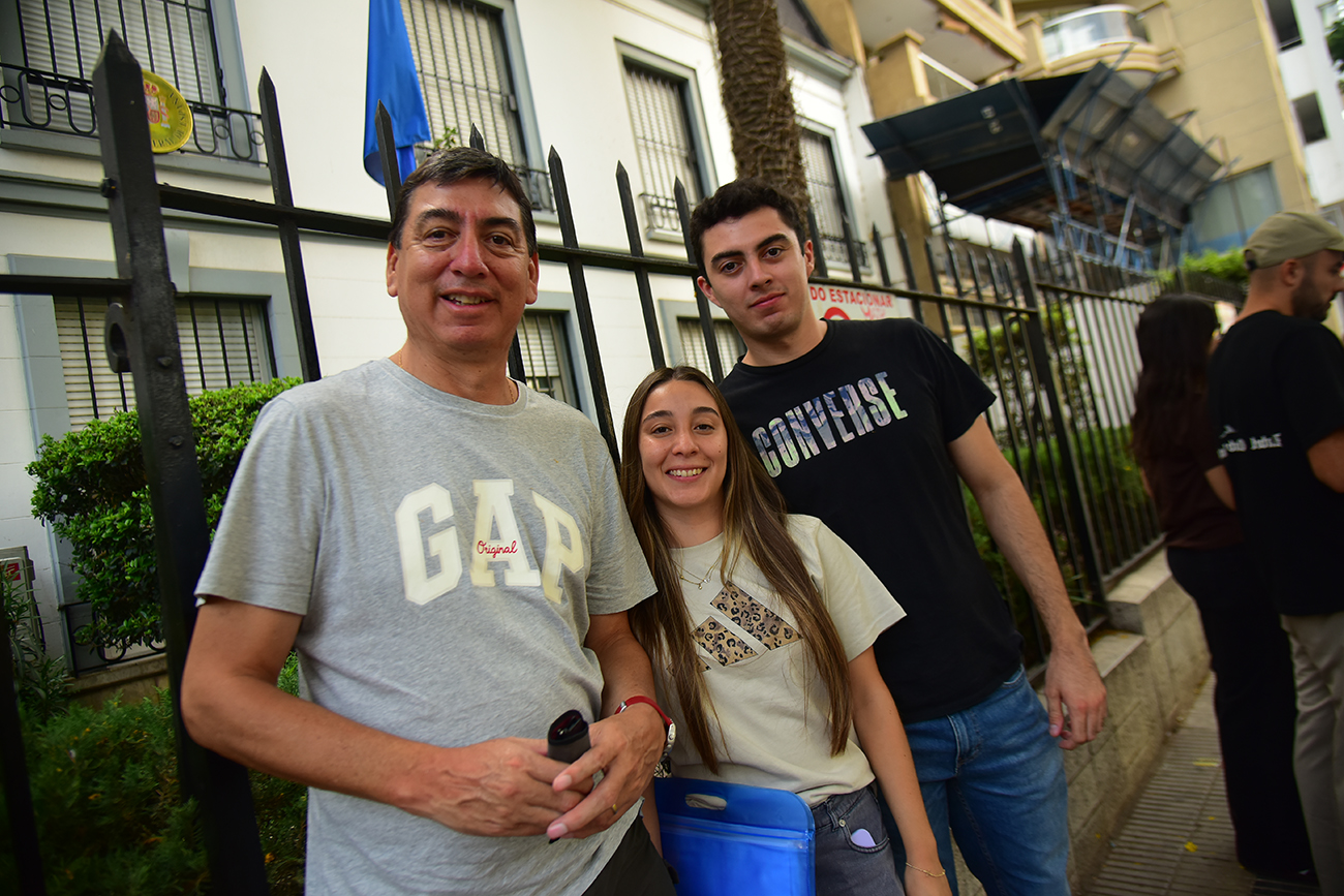 César Ávalos, junto a sus hijos, vino desde Salta para presentar los papeles. (Foto Pedro Castillo / La Voz )