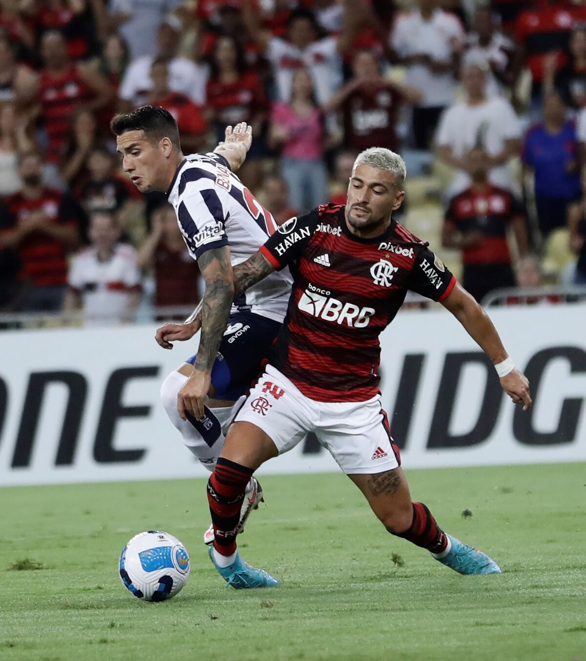 La jugada del penal que fue el 1 a 0 para el local. Benavídez ante De Arrascaeta. (AP /Bruna Prado).