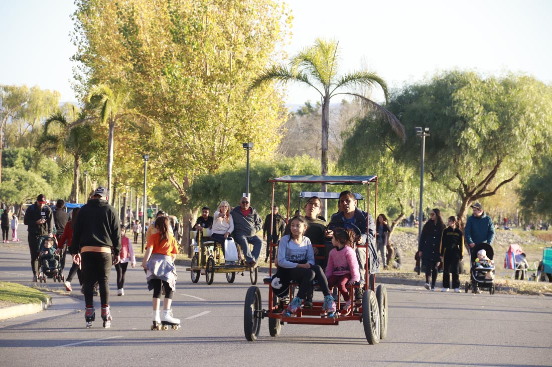 Carlos Paz. La costanera del lago, con nutrida concurrencia en el fin de semana largo (La Voz)