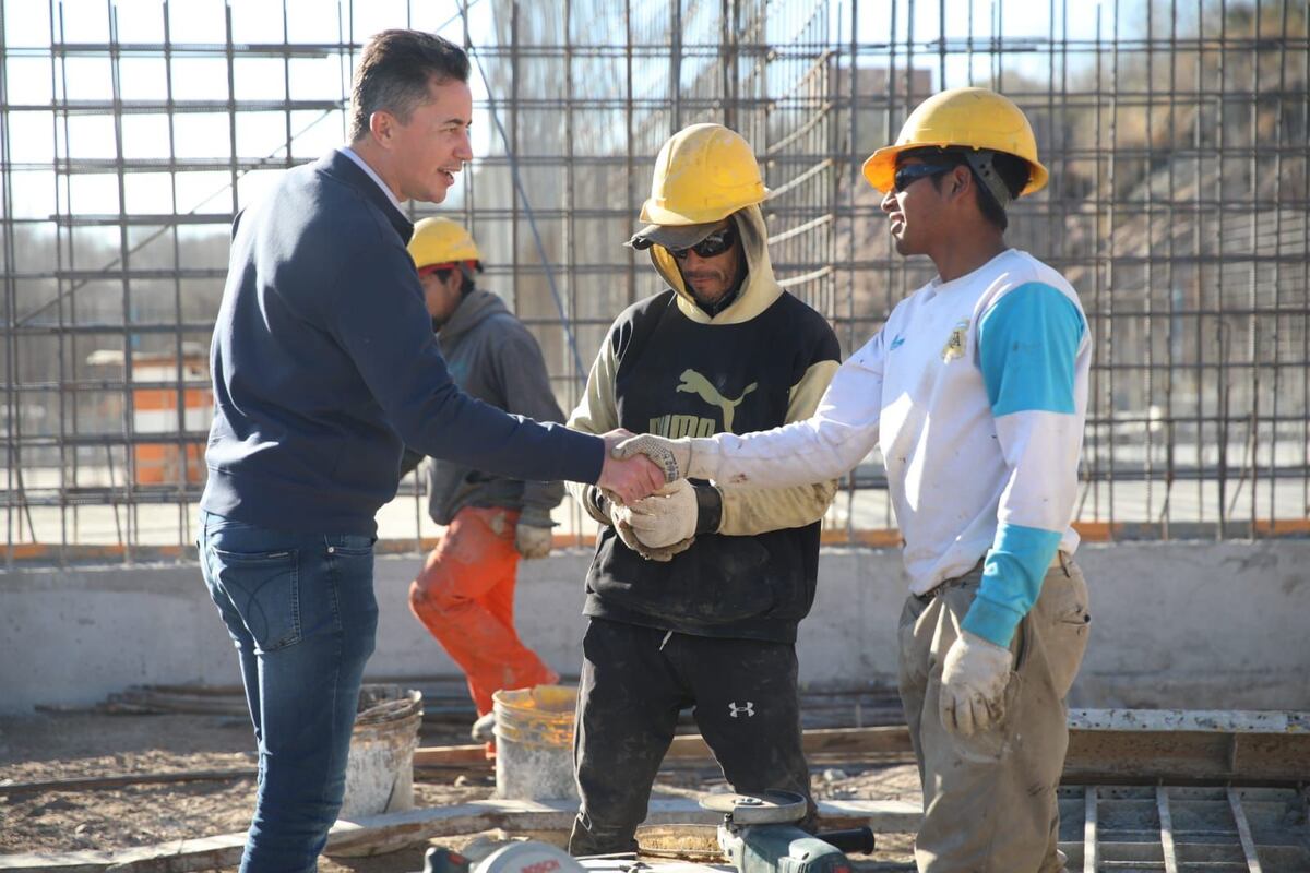 Calvo recorrió obras. (Prensa gobierno)