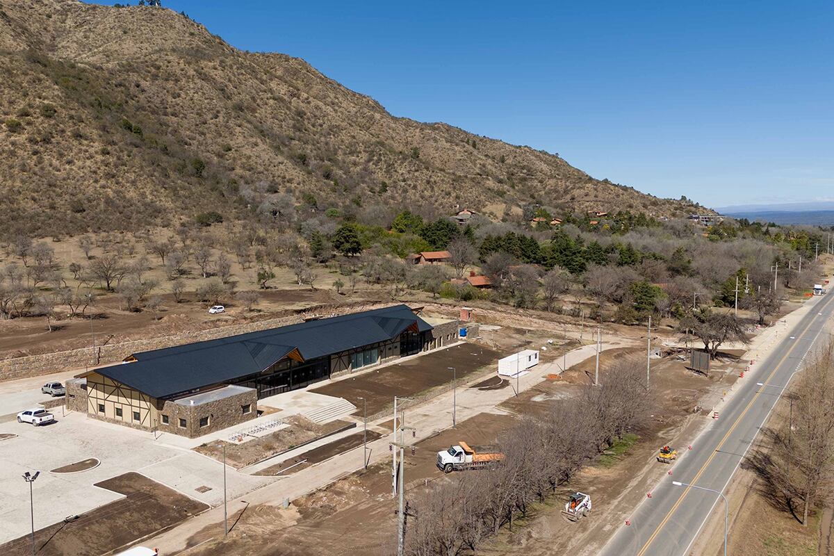 Villa General Belgrano. Construyen la nueva terminal de ómnibus. (La Voz)
