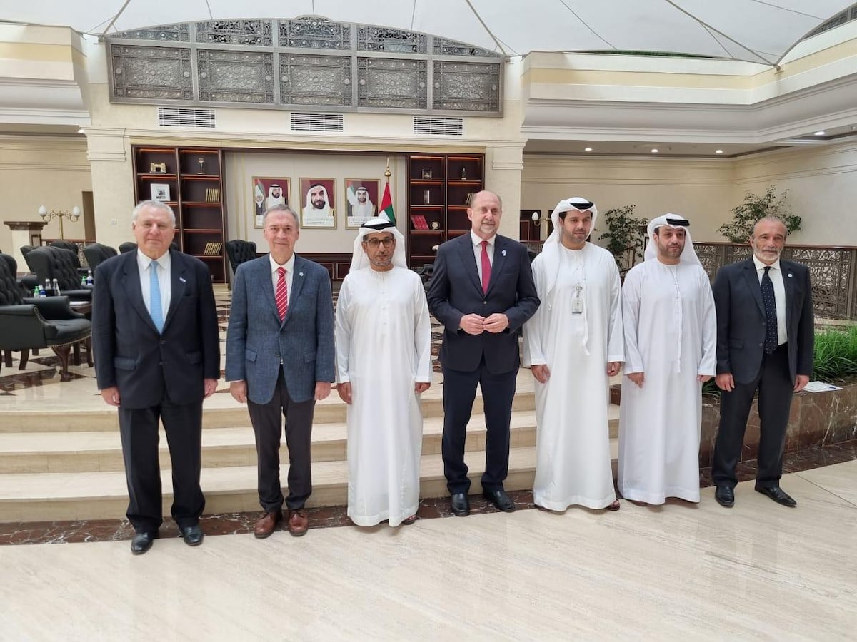 Juan Schiaretti y Omar Perotti junto al director de Operaciones del Fondo de Abu Dhabi para el Desarrollo, Abdullah Al Hosni; y su par para Latinoamérica, Abdalla Al Mehraibi. También estuvo el ministro de Servicios Públicos de Córdoba, Fabián López. (Gobierno de Córdoba)