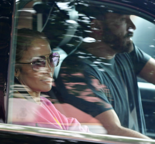 Ella esperó en el auto mientras él bajo con los chicos a comprar.