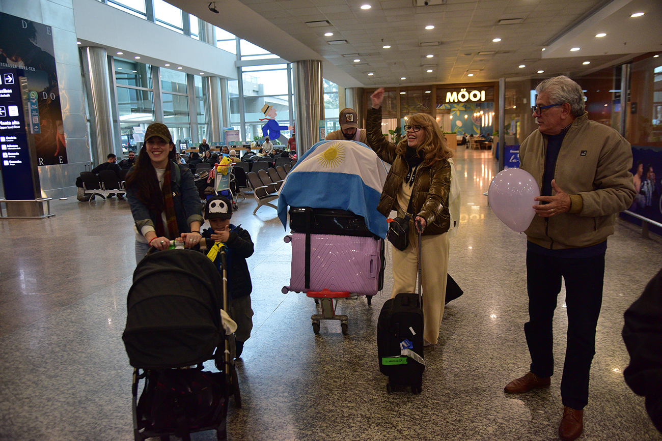 Familia que llegó de Israel al aeropuerto de Córdoba
foto: Pedro Castillo / La Voz