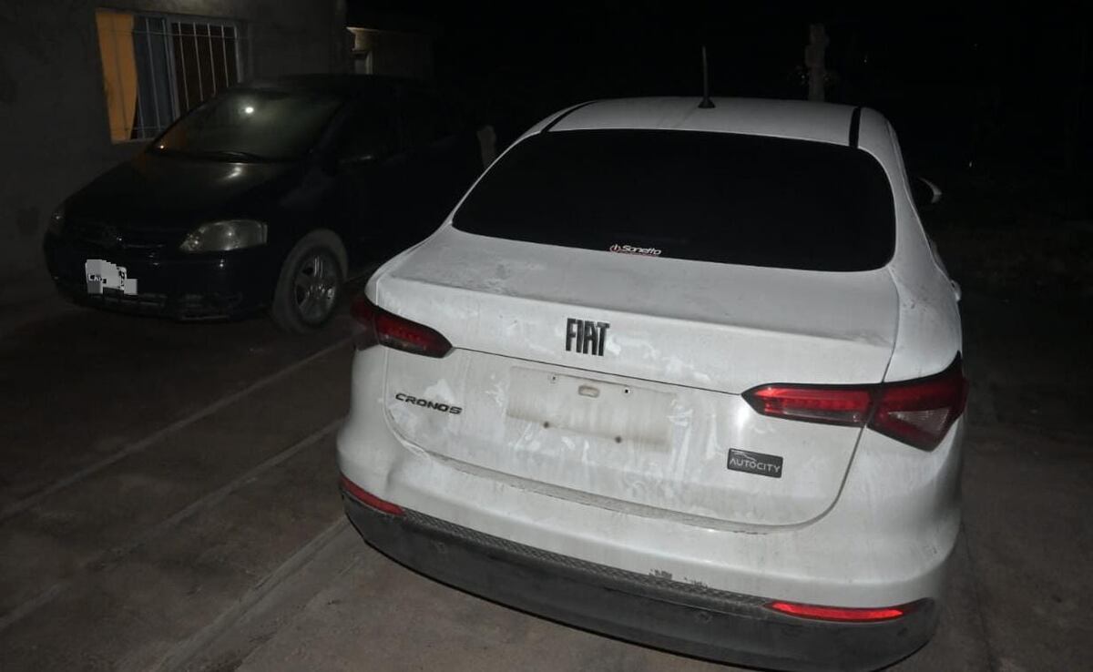 Circulaba en un auto robado, lo descubrieron, huyó pero fue detenido.