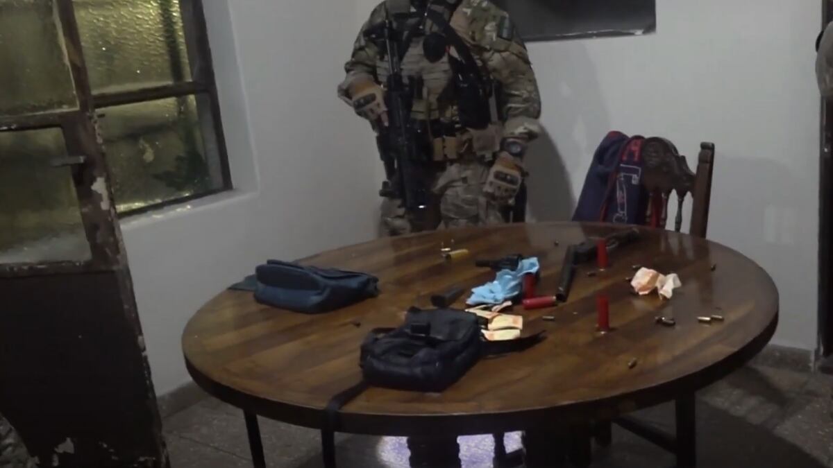 Pánico en Boedo: detuvieron a un hombre chino que disparaba armas de fuego desde su balcón.