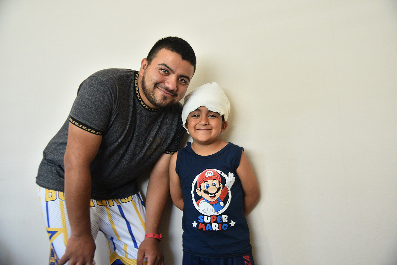Ezequiel Fillips de Santiago del Estero junto a su hijo Bryan pasarán la Navidad en la Casa. (Pedro Castillo / La Voz)
