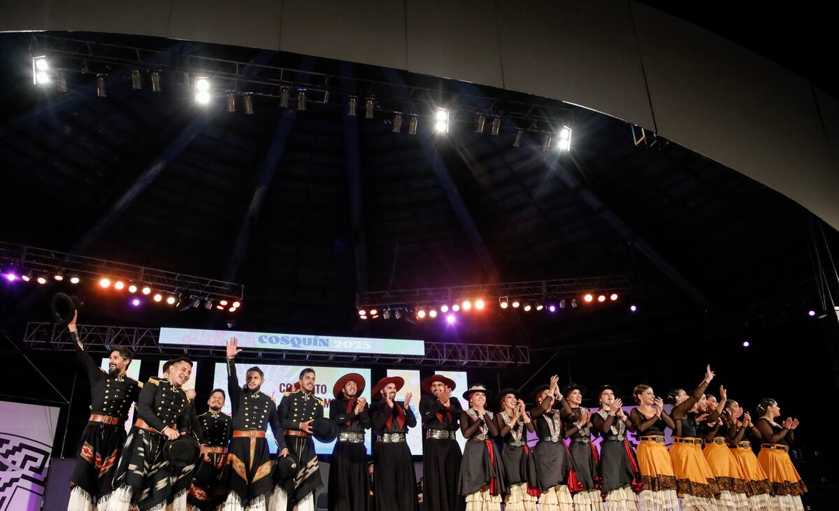 Momento cúlmine en la final del Pre Cosquín con un contrapunto entre cuatro finalistas como Conjunto de malambo (Prensa Comisión Municipal de Folklore)