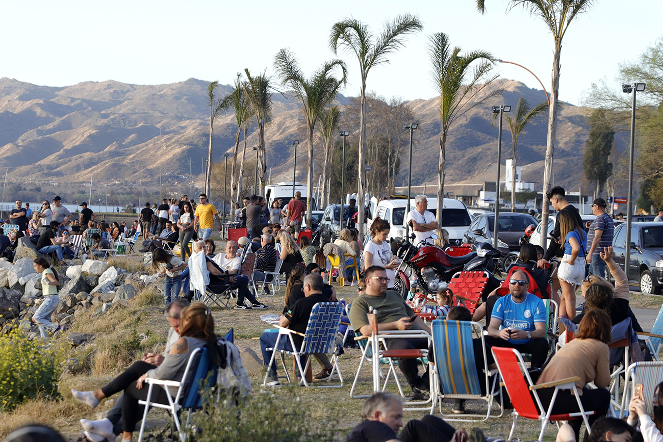 Calorcito. Las temperaturas primaverales del “finde” largo invitaron a los turistas a disfrutar de la costa del lago en Carlos Paz. (La Voz)