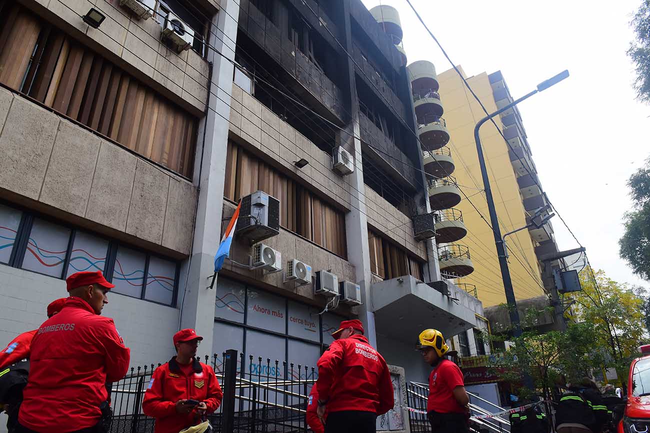 El día después del incendio en el edificio de Apross. (José Gabriel Hernández/ La Voz)