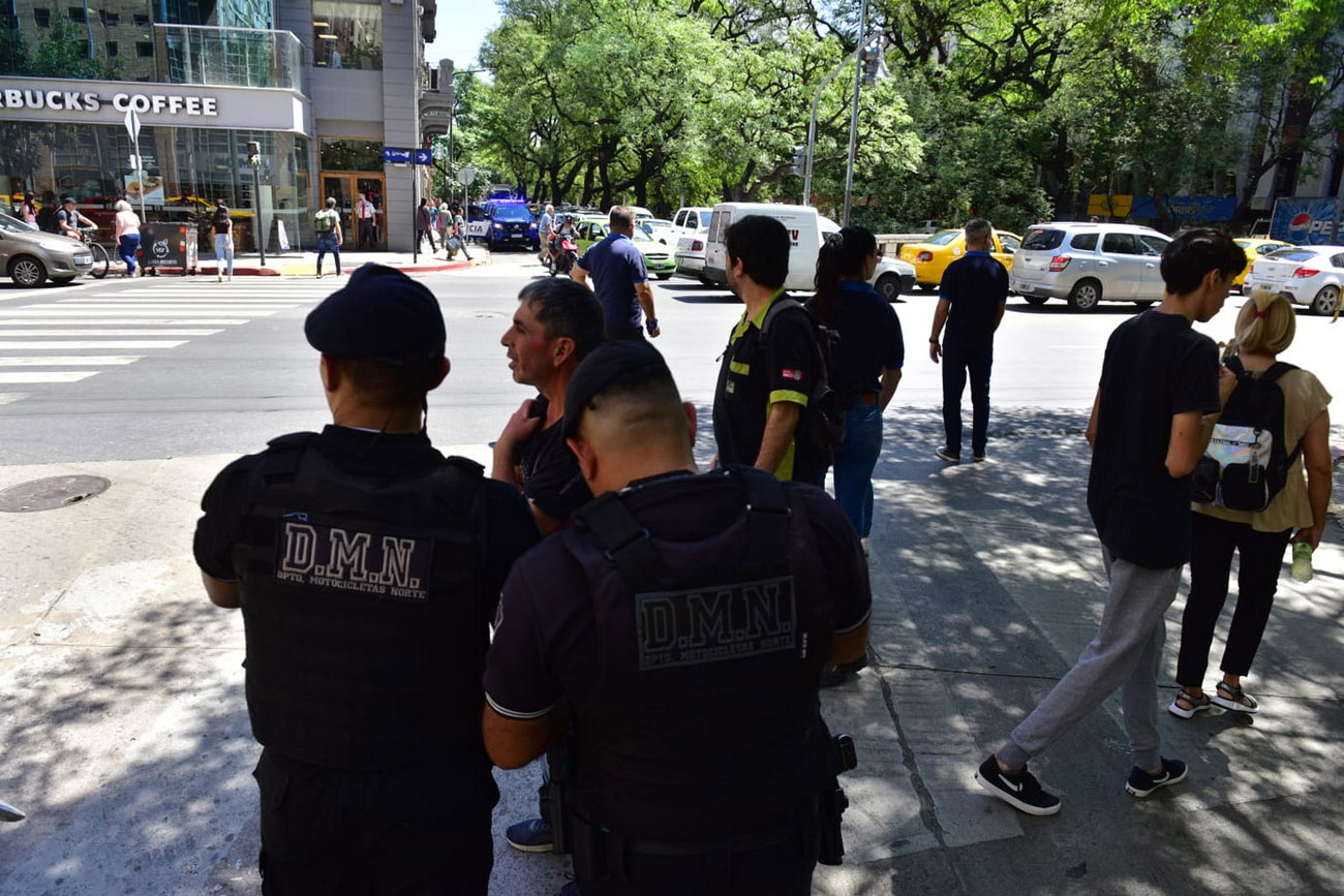 Córdoba. Gremios y organizaciones sociales marcharon hacia Tribunales en rechazo al DNU del Gobierno nacional. (José Gabriel Hernández / La Voz).