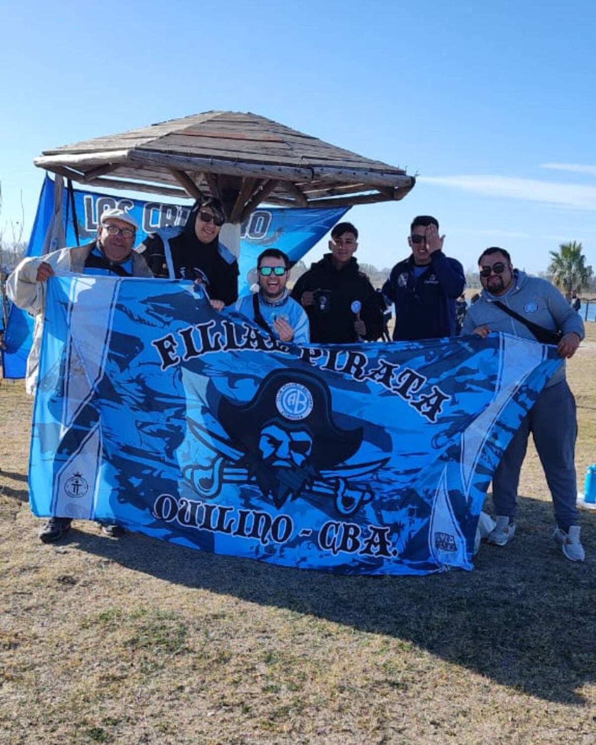 Los hinchas de Belgrano llegan de a miles a Villa Mercedes, para el partido por Copa Argentina. Se concentran en el Parque La Laguna, cerca del estadio La Pedrera. (La Voz)