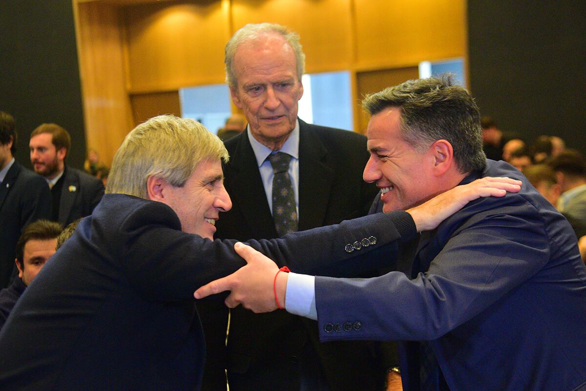 El ministro de Economía, en la Bolsa, se saludó con el diputado Gabriel Bornoroni. (Pedro Castillo / La Voz)
