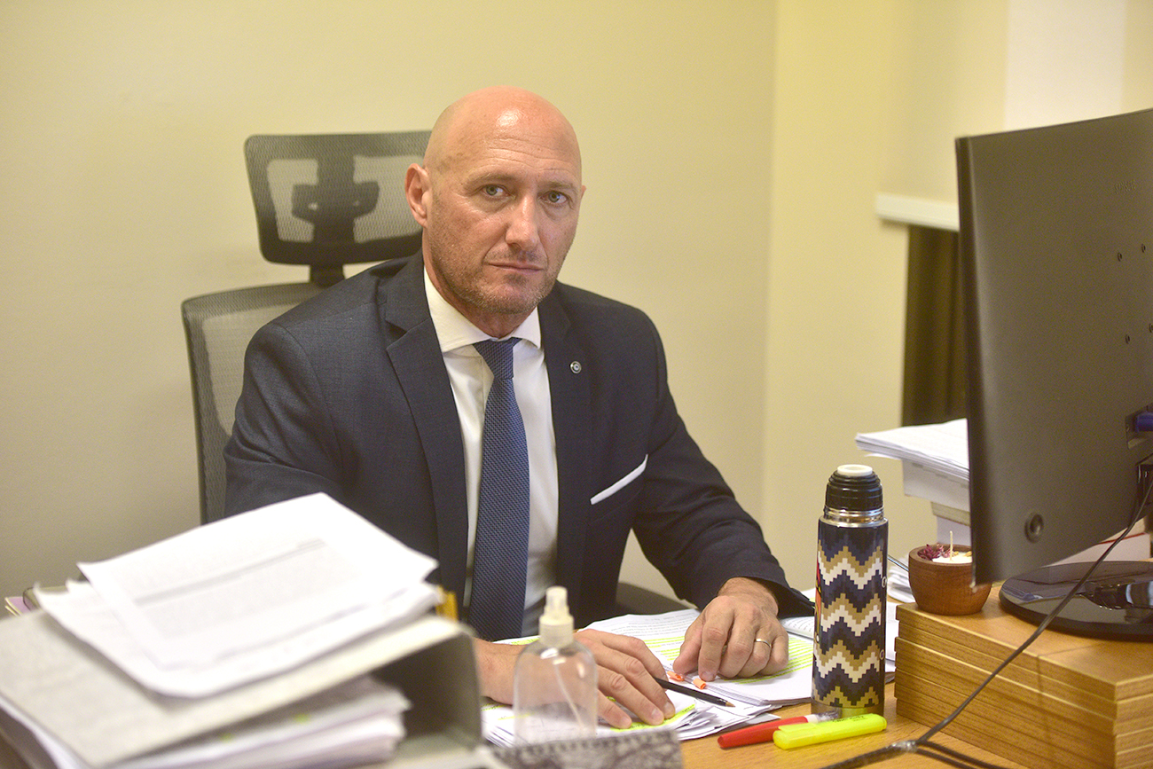 Fiscal. En su despacho, el fiscal de la Cámara 10ª del Crimen, Gustavo Arocena. (Pedro Castillo / La Voz)