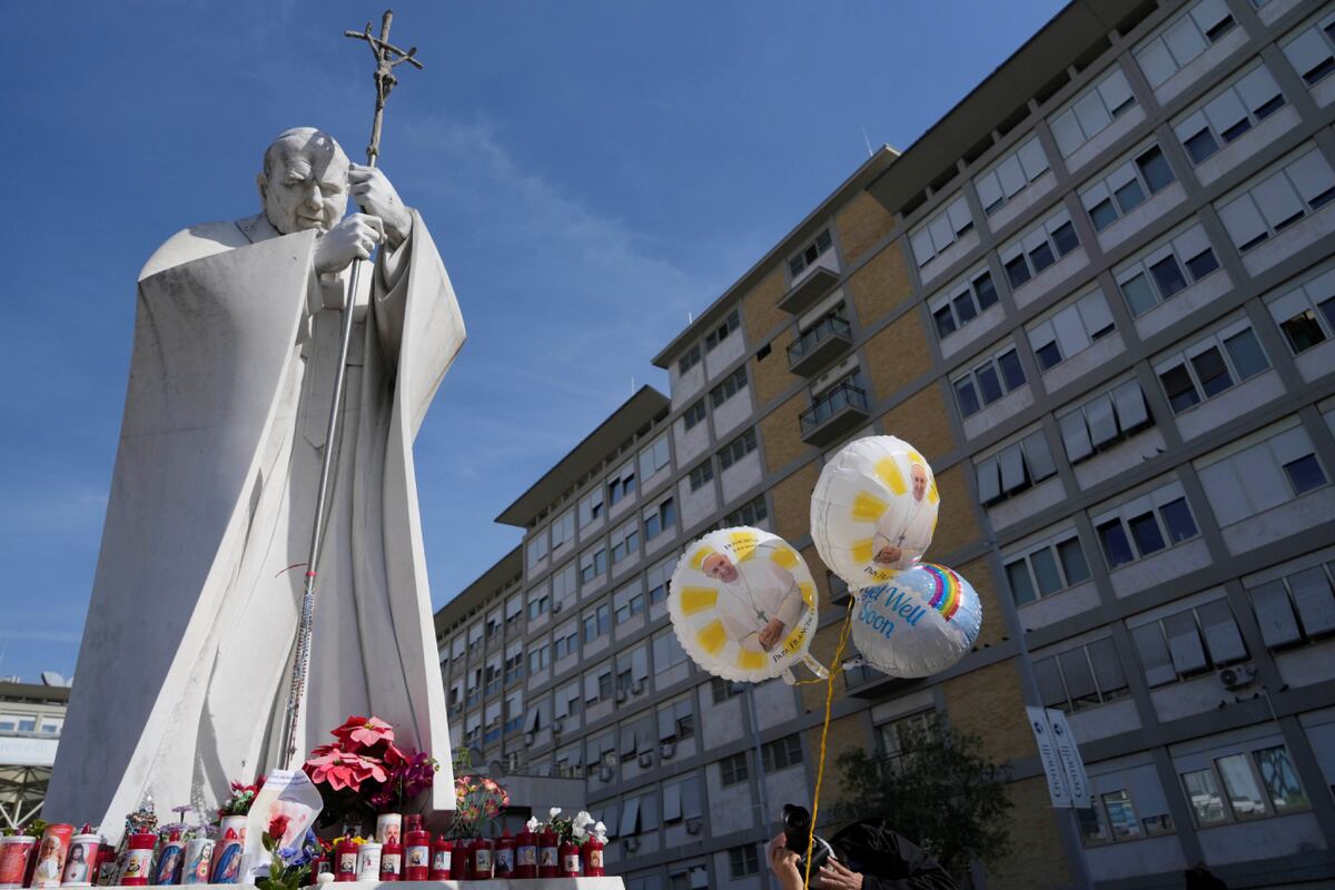 Globos con imágenes del papa Francisco afuera del Hospital Gemelli en Roma, donde el papa Francisco está hospitalizado desde el 14 de febrero. (AP / Gregorio Borgia)