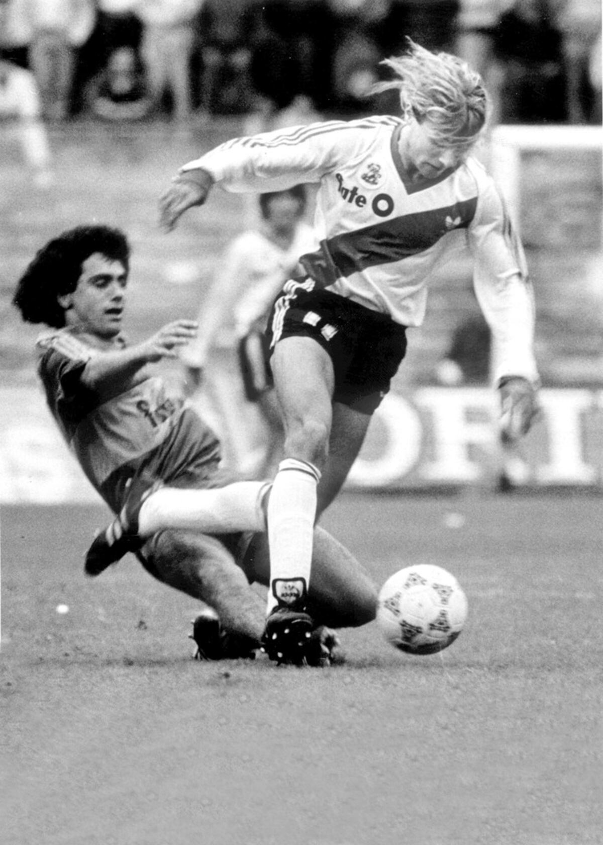 Claudio Caniggia cuando jugaba en River, con la primera camiseta con publicidad.