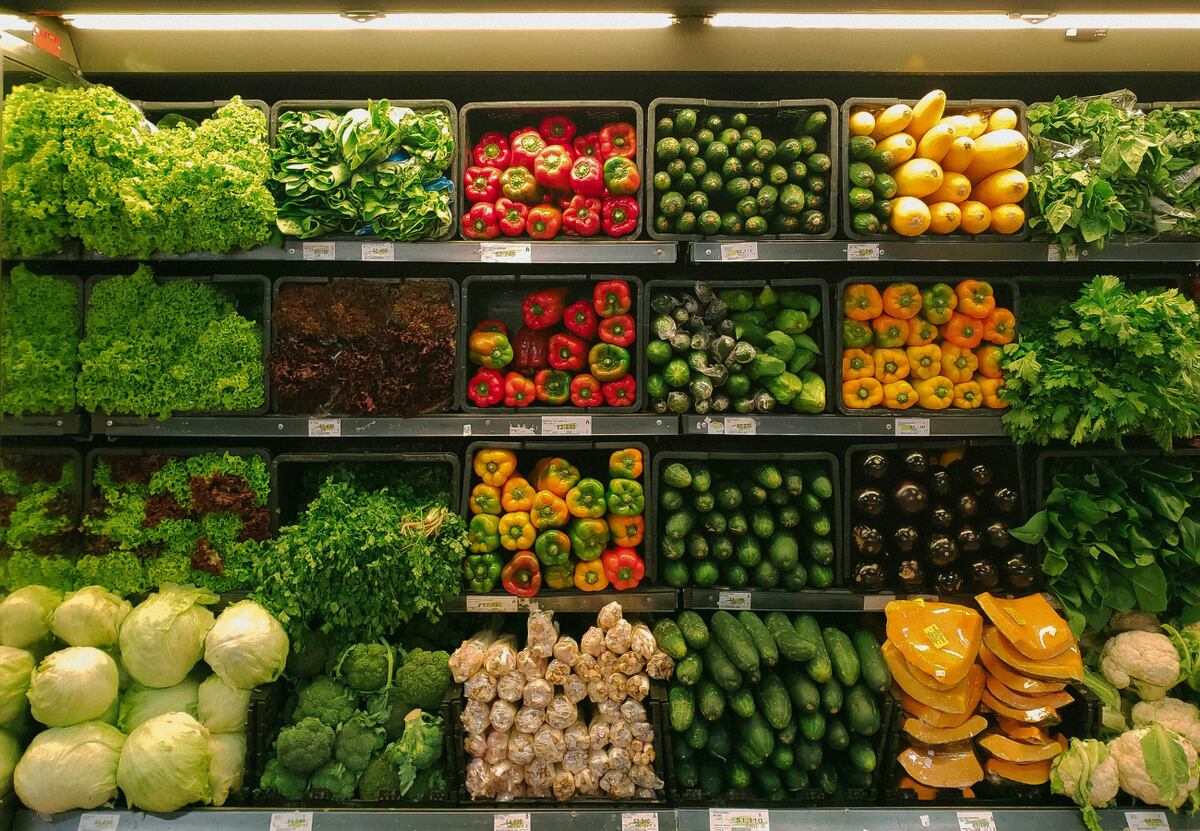 Las frutas y las verduras empujaron a la baja a la canasta del súper. (La Voz).