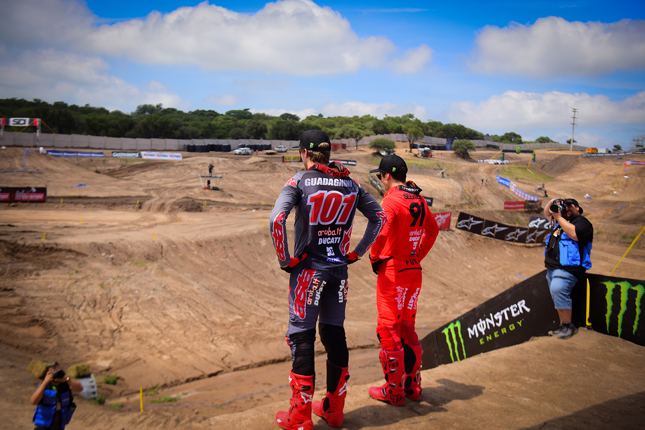 Mundial de Motocross 2025. Llegaron los pilotos al complejo Infinito Race Track, de 1.800 metros. (José Gabriel Hernández / La Voz)
