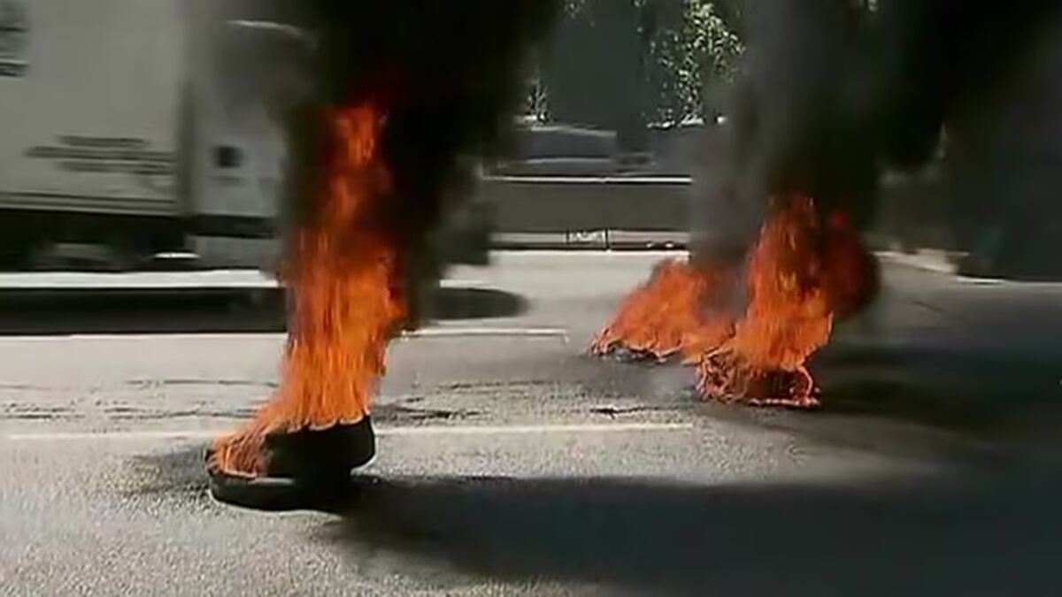 Tensión en la General Paz: la Policía desplazó a manifestantes del Inti que intentaron cortar la autopista (Gentileza: TN)