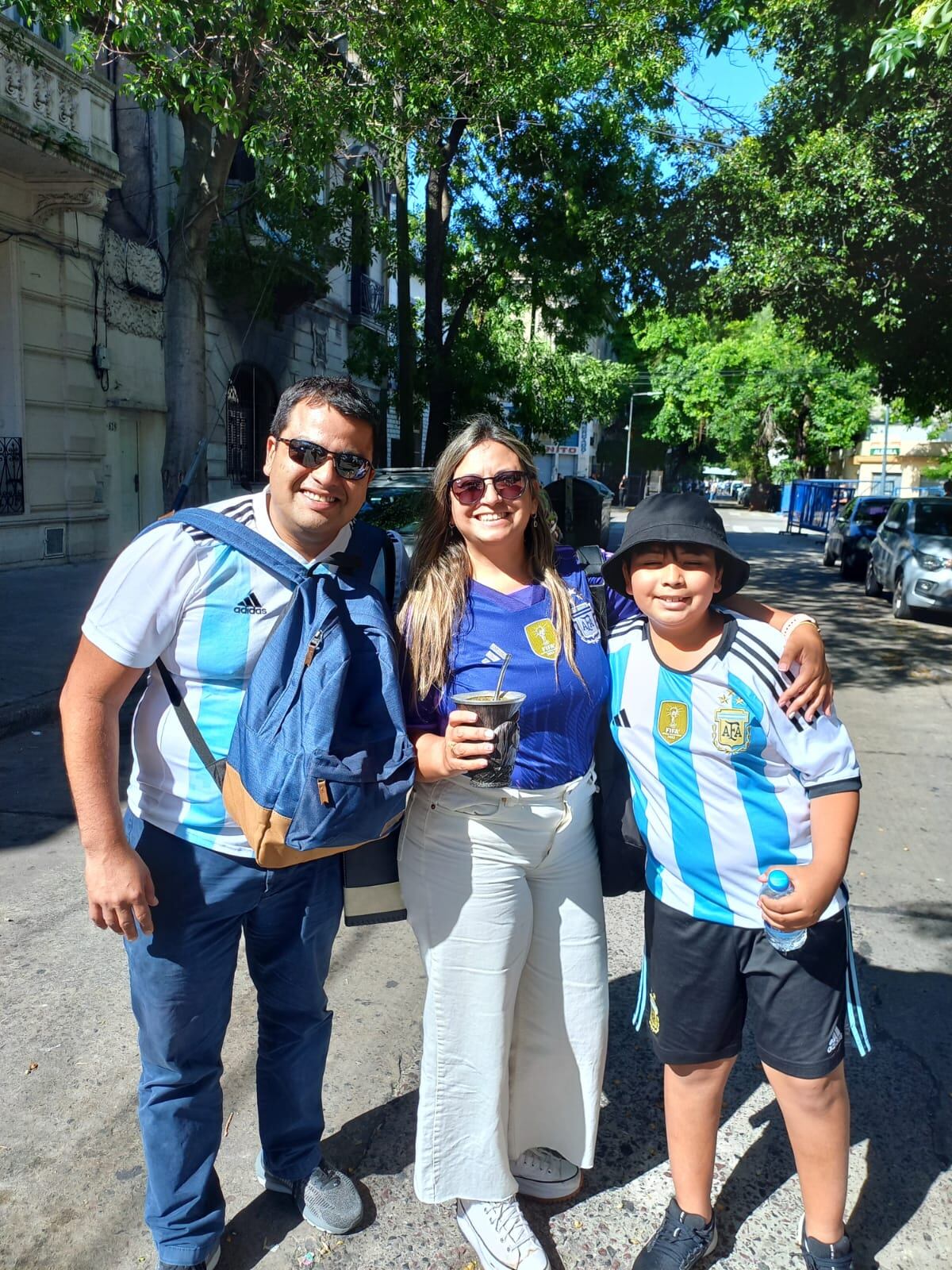 Hinchas albicelestes en Caminito, Buenos Aires, en la previa de Argentina-Uruguay por las eliminatorias sudamericanas. (La Voz)