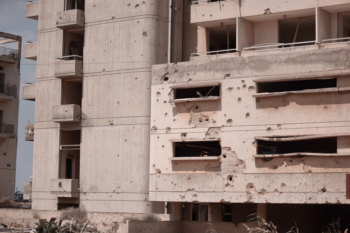 Construcciones racionalistas con las huellas de la invasión.