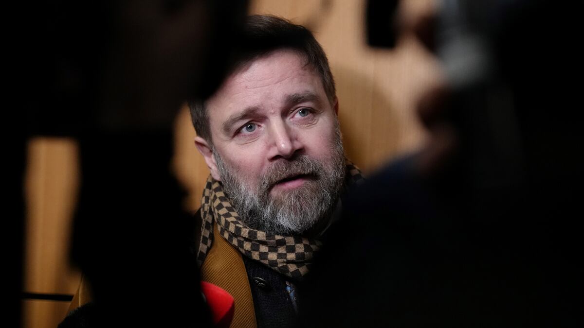 El acusado Bertrand Scholler responde a los periodistas después de que un tribunal de París declarara culpables a 10 personas por ciberacoso contra la primera dama de Francia, Brigitte Macron, al difundir falsas afirmaciones en línea sobre su género y sexualidad, el lunes 5 de enero de 2026, en París. (Foto AP/Aurelien Morissard)