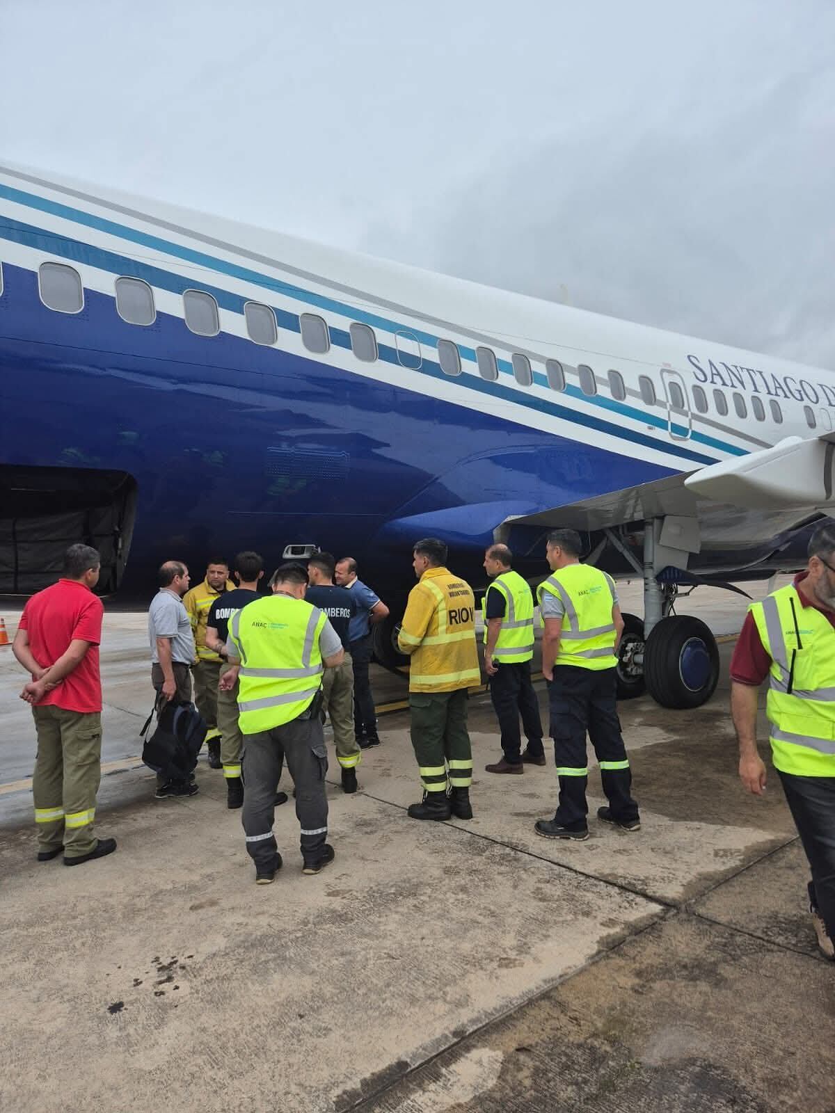 Bomberos de Río Tercero colaboraron en la carga de agua del avión de Santiago del Estero.