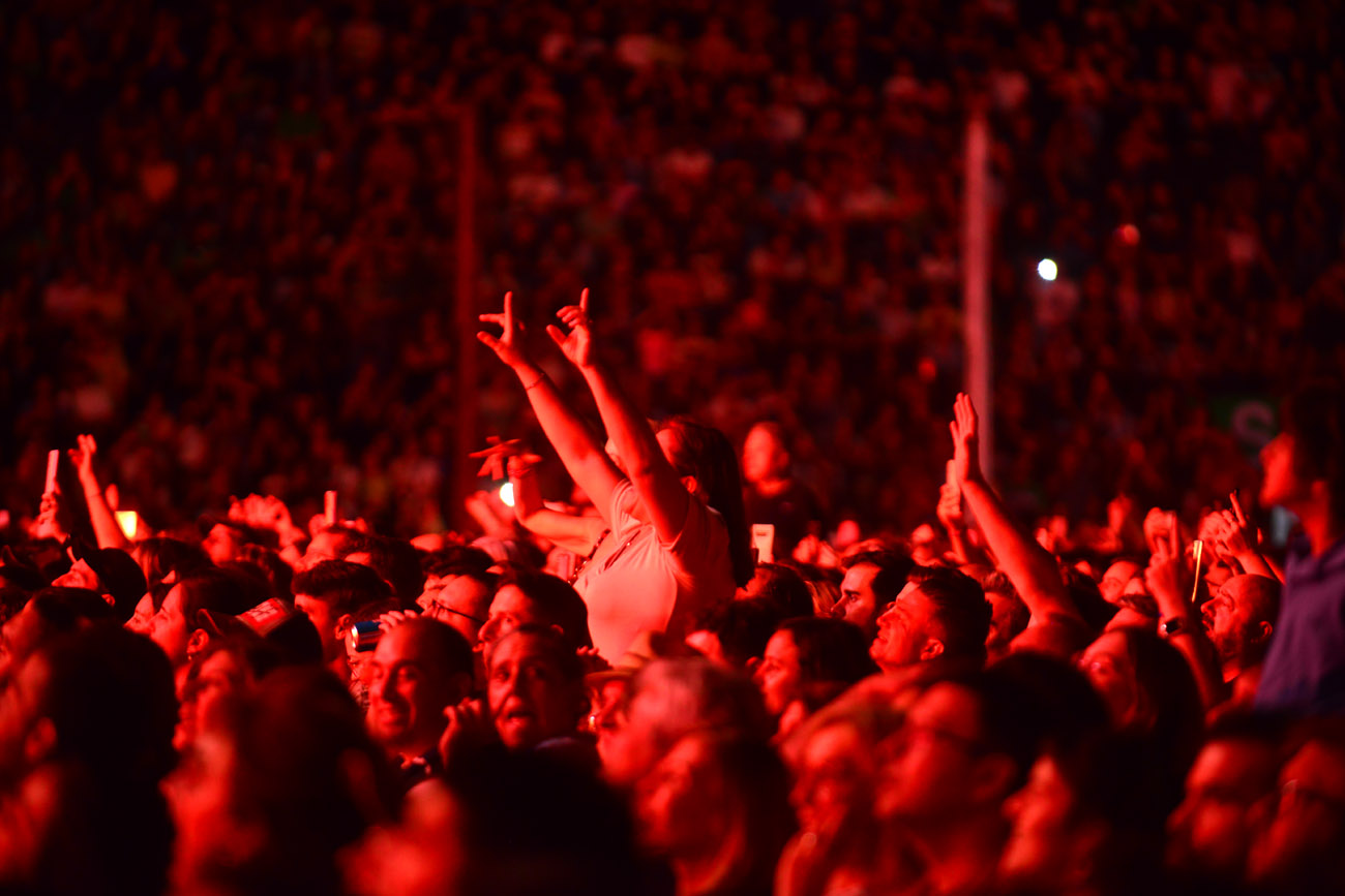 La multitud que llenó el Monumental de Alta Córdoba, feliz con otro show histórico para Fito Páez en Córdoba. (Nicolás Bravo / La Voz)