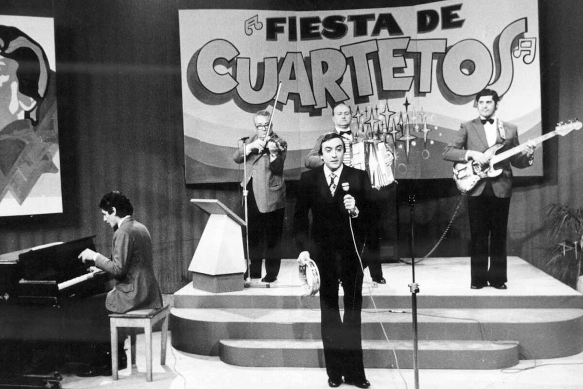 Carlitos Rolán, a mediados de los años '70 en el programa "Fiesta de Cuartetos", en los estudios de Canal 12. (La Voz / Archivo)