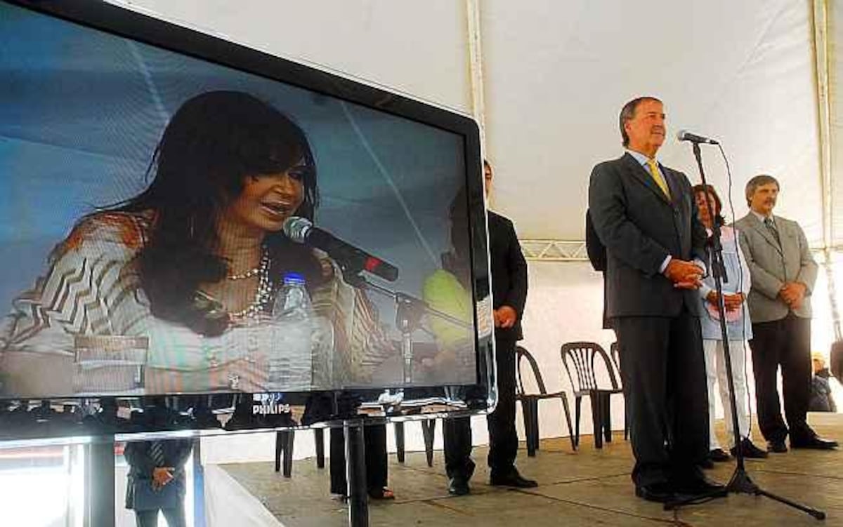 Por satélite. El último contacto entre la Presidenta y el gobernador Schiaretti fue por una videoconferencia. Ocurrió el 3 de marzo, en el inicio del ciclo lectivo.