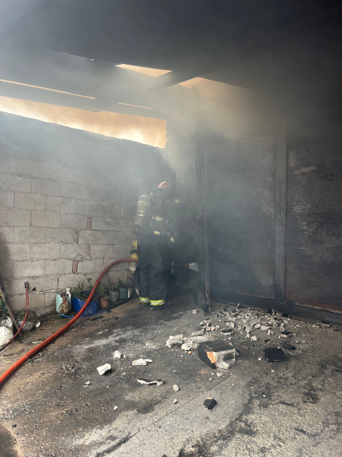 Incendio en Ituzaingó Anexo: una familia evacuada y pérdidas en un depósito de colchones (Prensa Policía de Córdoba)
