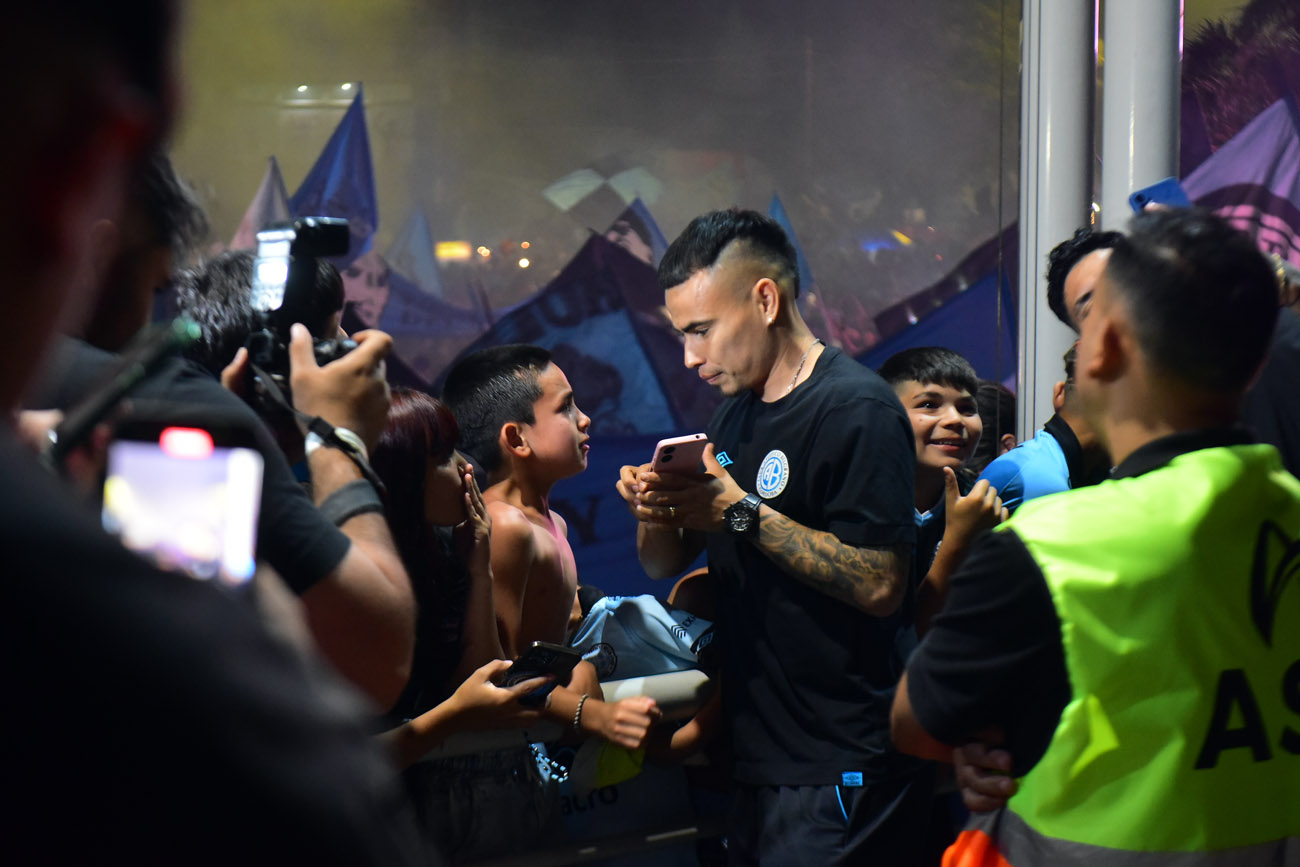 Banderazo de Belgrano en el Hotel Quinto Centenario, el día previo al clásico con Talleres.  (Nicolás Bravo / La Voz)