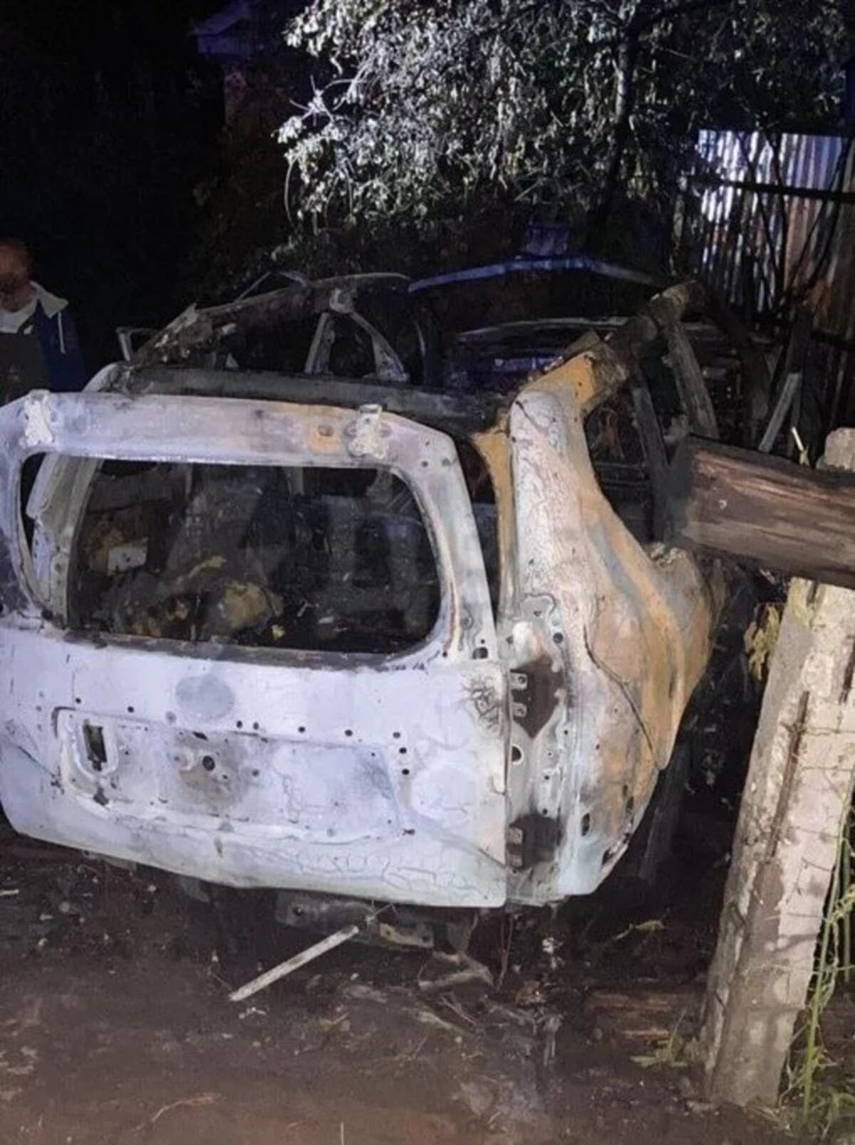 El auto poco después de la explosión y tras ser consumido por el fuego.
