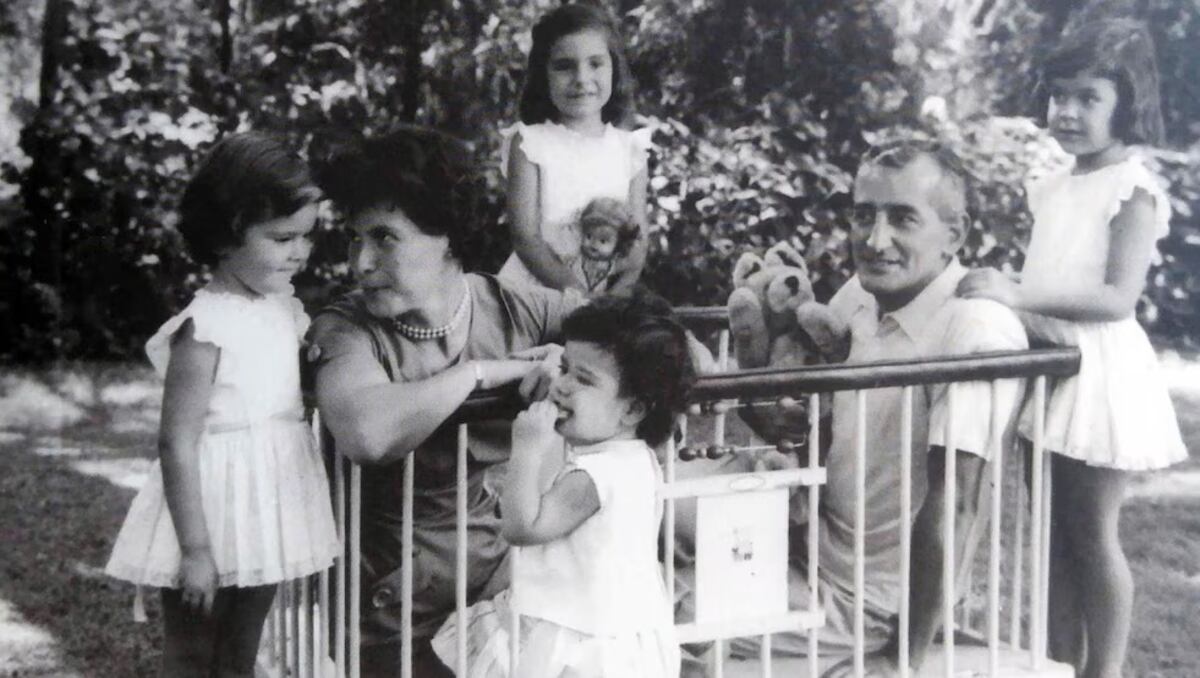 Héctor Oesterheld junto a su familia en una foto de archivo.