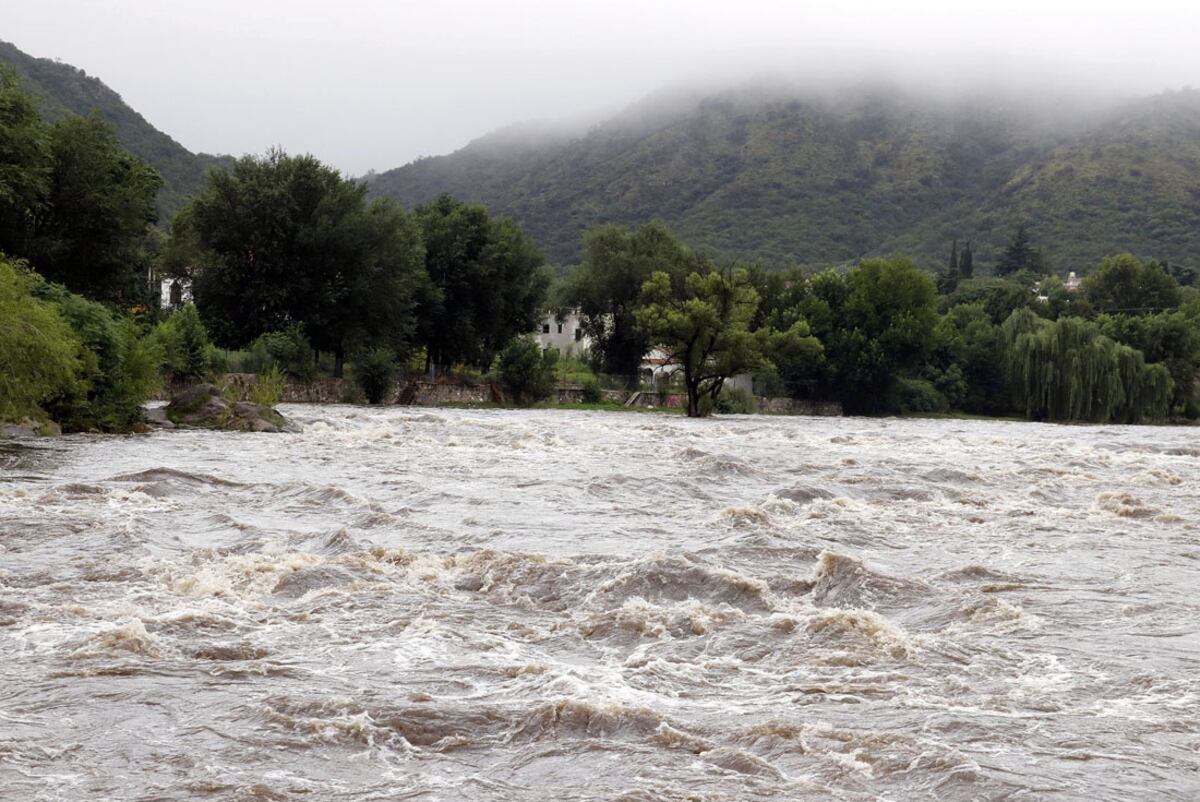 Intensa lluvia: cayeron más de 100 milímetros en Carlos Paz y el San Antonio creció más de 3 metros. (La Voz)