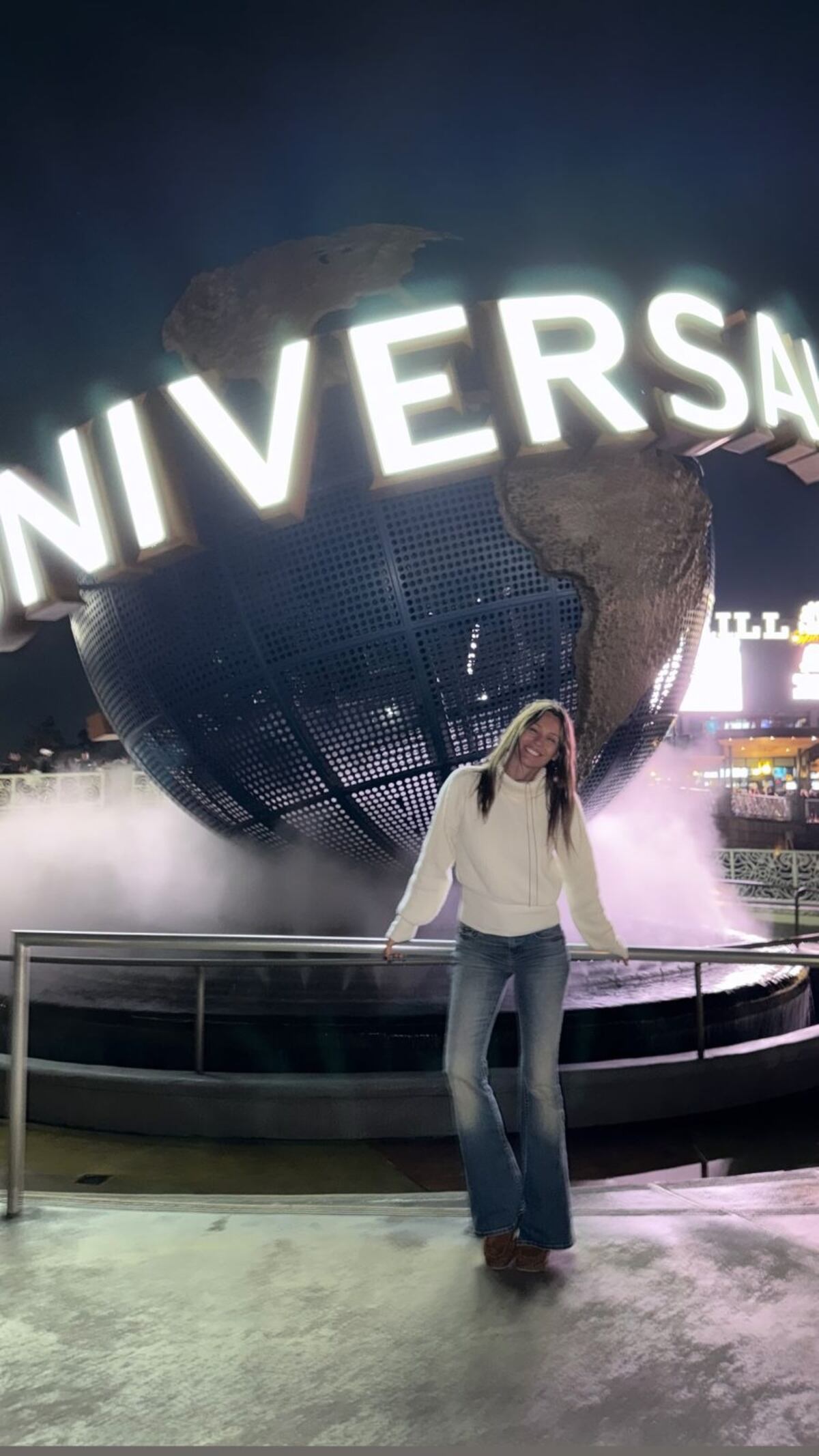 Pampita impone el jean flare: las claves de su look tendencia para recorrer Disney.