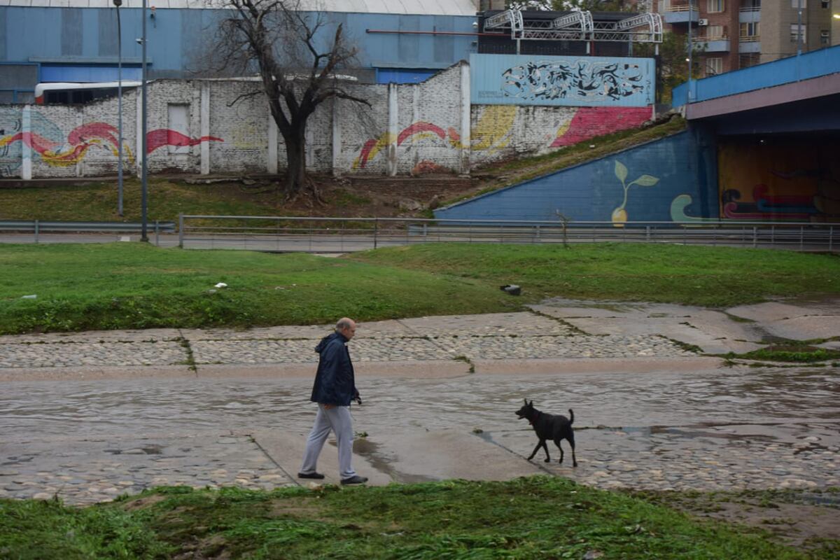 Costanera del río Suquía cortada por las lluvias caídas en Córdoba. (José Gabriel Hernández / La Voz)