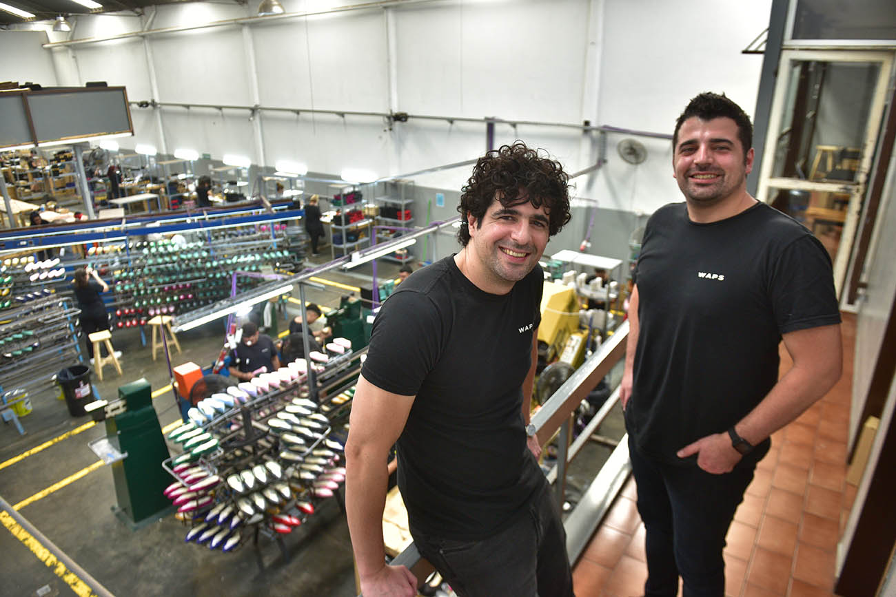 22 colores. Producen sus zapatos en esa gama, con algunas variaciones por temporada. Pero el "bestseller" es siempre el par negro. (Ramiro Pereyra / La Voz)