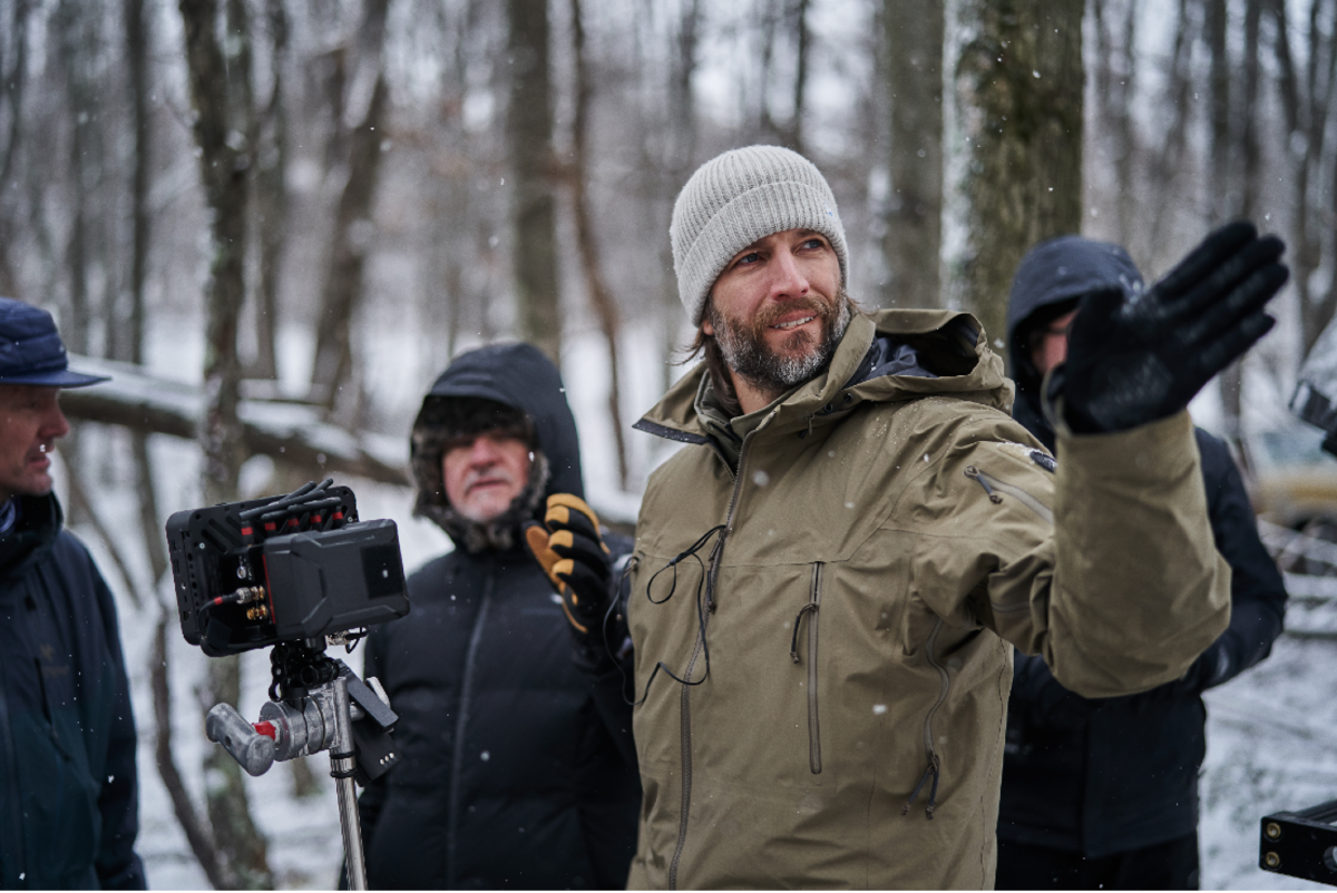 Brian Andrew Mendoza director de Sweet Girl. (Foto: CLAY ENOS/NETFLIX © 2021)
