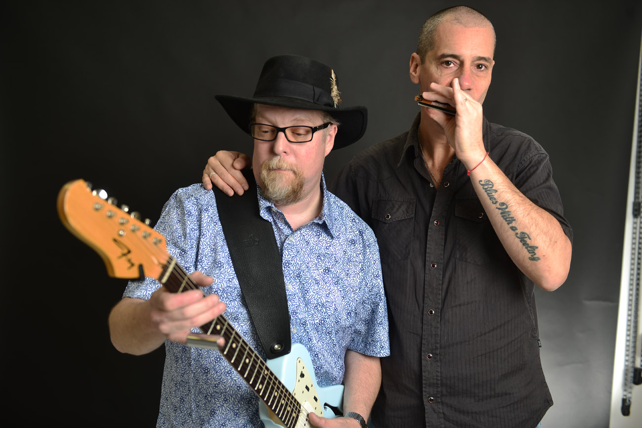 Tom Holland, guitarrista de blues, visita Córdoba con el armonicista César Valdomir como músico invitado. (Nicolás Bravo / La Voz)