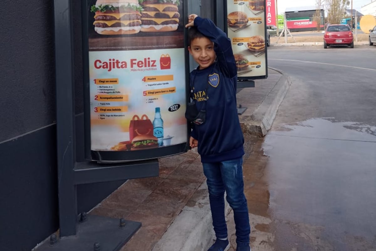 Thiago, el pequeño de Villa María finalmente llegó a Córdoba a conocer la cadena de comidas rápidas. (Gentileza Yohana)