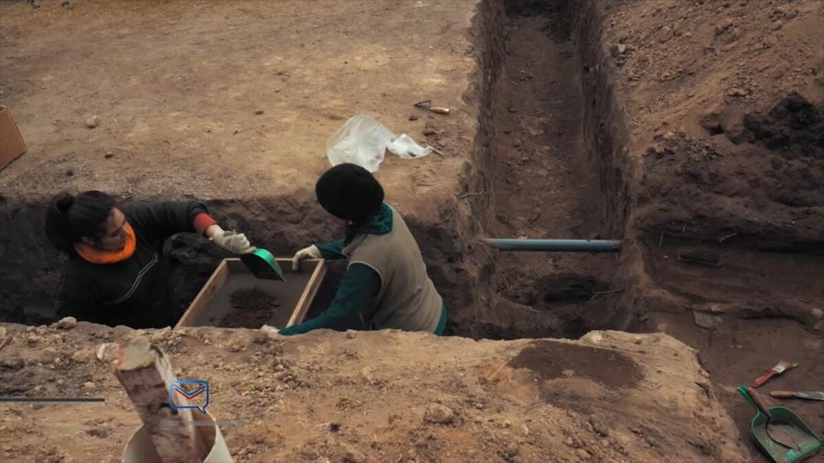 Año 2018. Los restos fueron hallados cuando se excavóuna calle para el paso de un gasoducto. La obra se paralizó para el retiro de los 88 cuerpos. (Archivo)