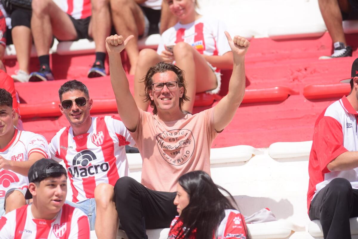 HInchas de Instituto en la previa del partido con Talleres en Alta Córdoba. (José Gabriel Hernández y Javier Ferreyra / La Voz)