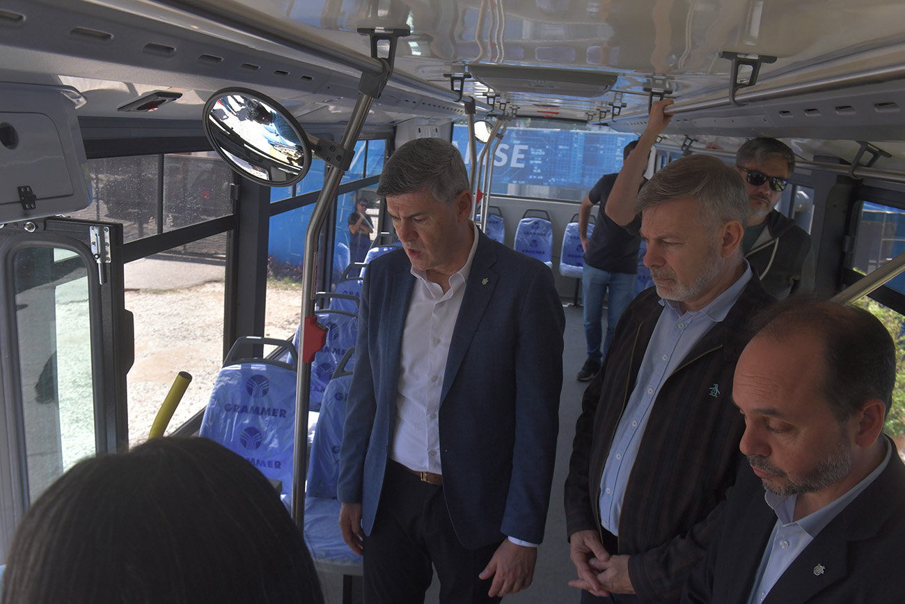 Daniel Passerini presenta los nuevos ómnibus a GNC en la Tamse de barrio General Paz. (Ramiro Pereyra / La Voz )
