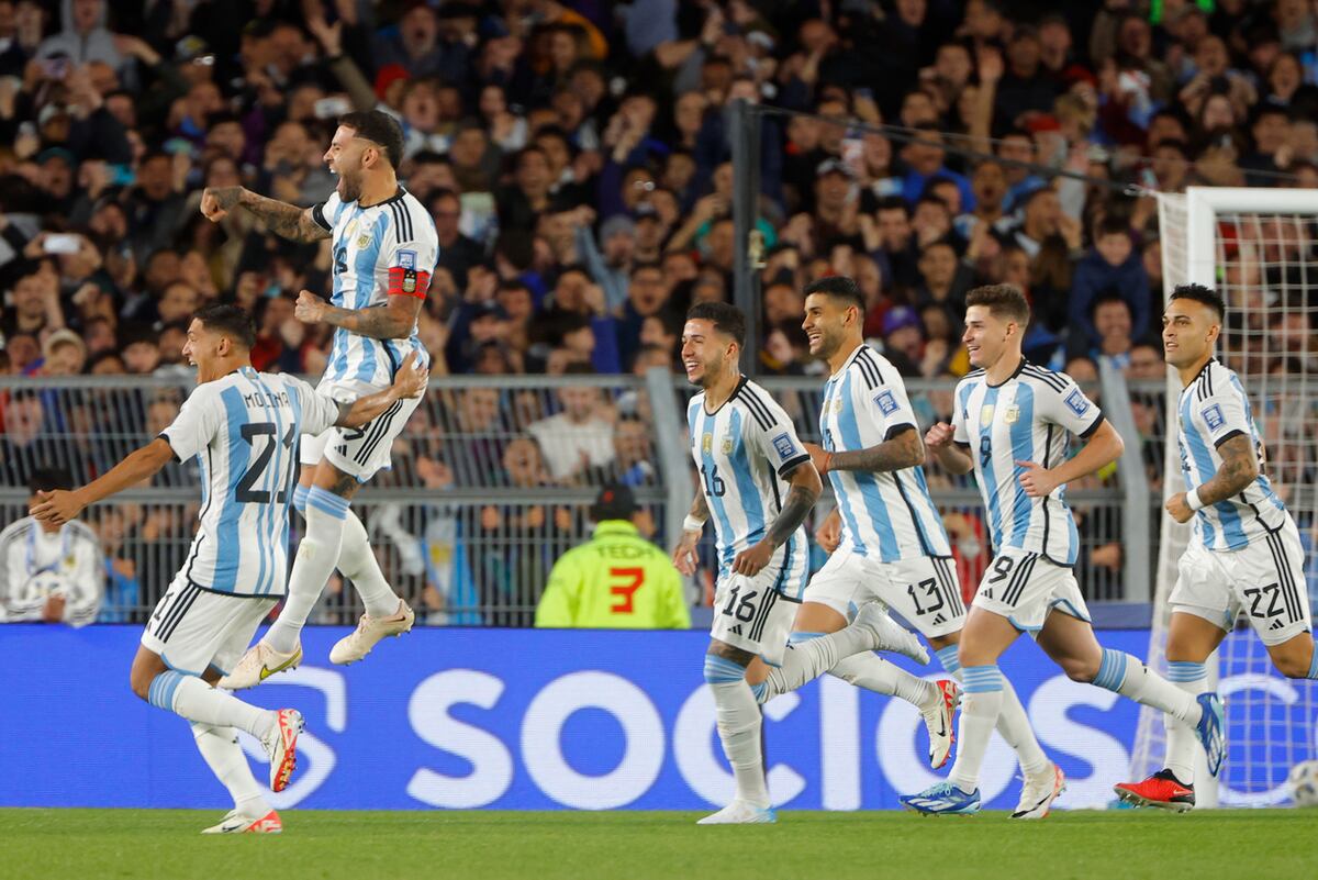 AMDEP434. BUENOS AIRES (ARGENTINA), 12/10/2023.- Nicolás Otamendi (arriba) de Argentina celebra su gol hoy, en un partido de las Eliminatorias Sudamericanas para la Copa Mundial de Fútbol 2026 entre Argentina y Paraguay en el estadio Más Monumental en Buenos Aires (Argentina). EFE/ Juan Ignacio Roncoroni
