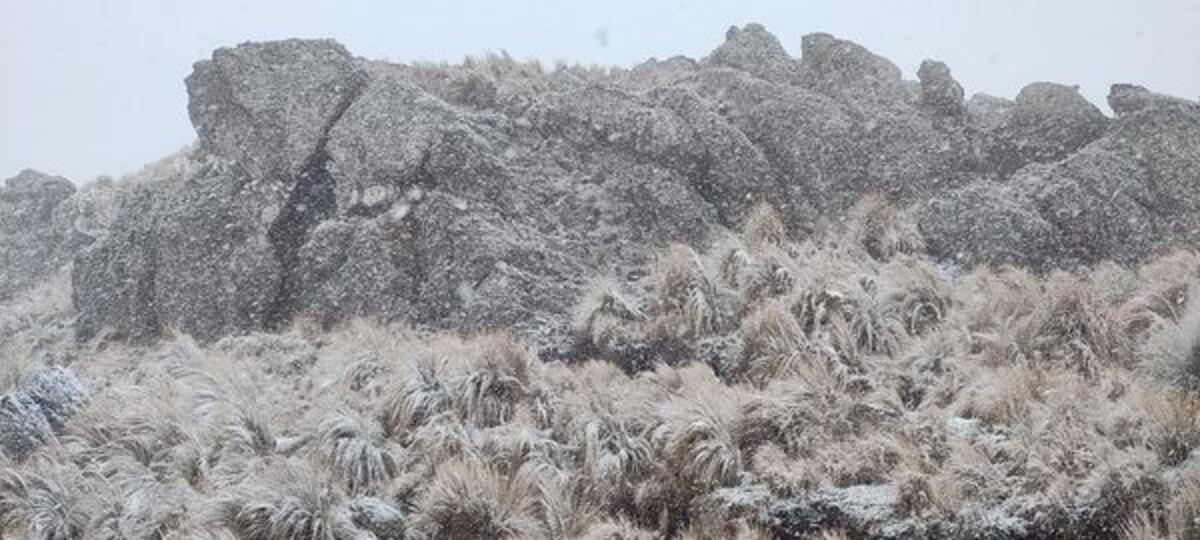 Villa de Merlo. De a poco, comenzó a caer agua nieve en las sierras de San Luis (Gentileza “El Vasco”).