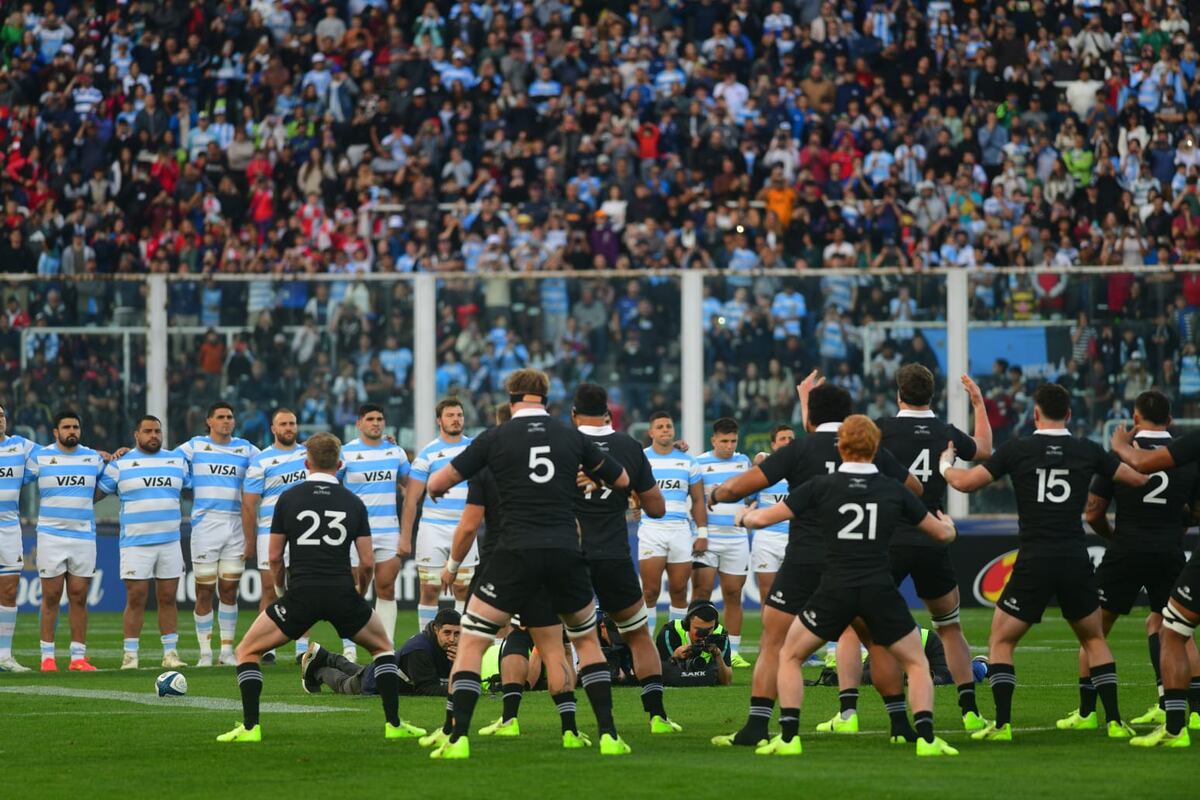 El momento del tradicional haka de All Blacks antes de enfrentar a Los Pumas en el estadio Mario Alberto Kempes. (Nicolás Bravo / La Voz)