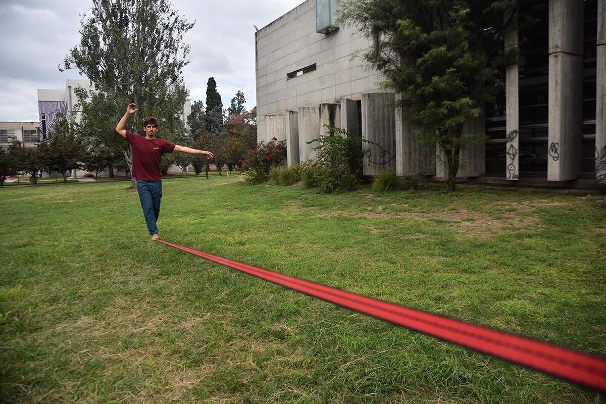 Gonzalo Caturelli en el slackline, que es la base para empezar a animarse a hacer highline. Foto: (Pedro Castillo / La Voz)